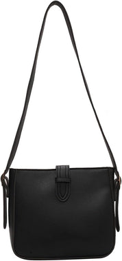 Borsa a tracolla nera in pelle sintetica, design minimalista, chiusura con patta, ideale per moda donna, accessorio elegante e versatile.