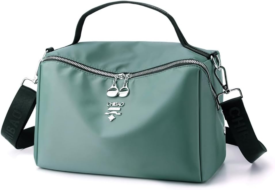 Borsa a tracolla verde in nylon impermeabile, con cerniera e manico superiore. Design moderno, ideale per viaggi e uso quotidiano.
