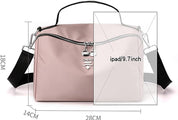 Borsa a tracolla rosa, dimensioni 28x18x14 cm, con zip e manico nero, adatta per iPad 9.7 pollici. Design elegante e pratico per uso quotidiano.