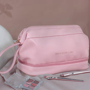 Borsa trucco rosa in pelle sintetica con cerniera, pennelli e palette ombretti. Elegante e spaziosa, ideale per organizzare cosmetici.