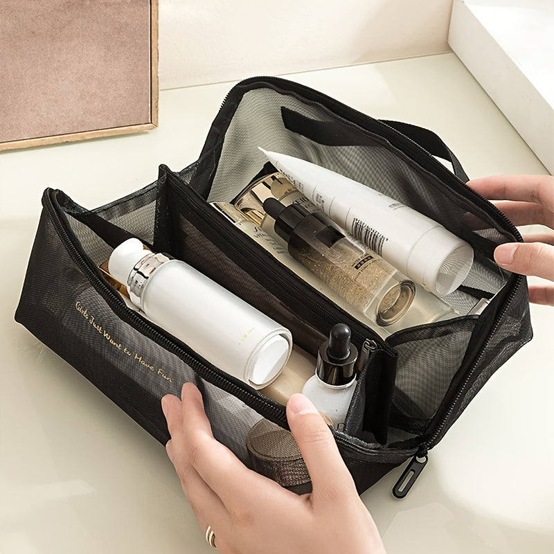 Borsa organizer da viaggio nera con cerniera, contenente flaconi di cosmetici e prodotti per la cura della pelle. Design compatto e funzionale.