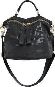 Borsa a tracolla nera con motivo mimetico, cerniere dorate e manico superiore. Design elegante e funzionale per moda urbana.