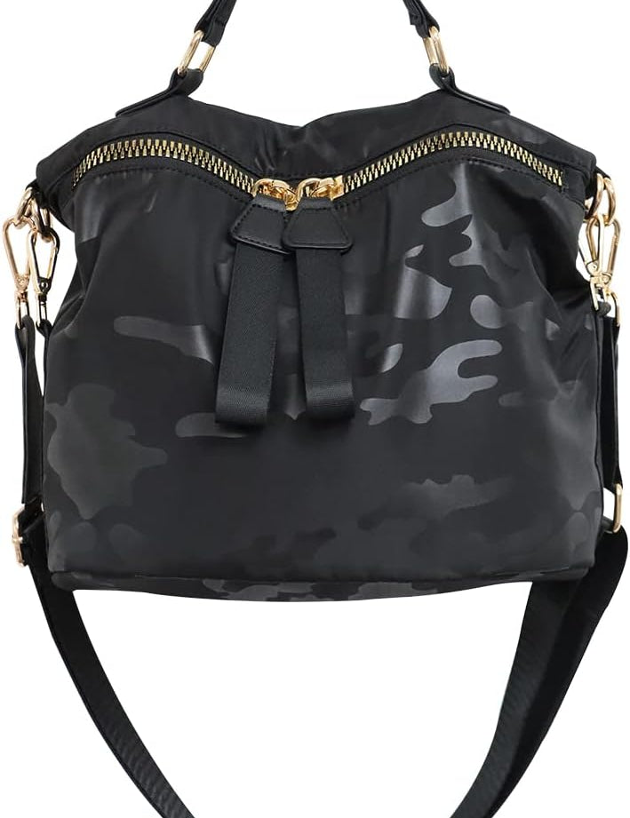 Borsa a tracolla nera con motivo mimetico, cerniere dorate e manico superiore. Design elegante e funzionale per moda urbana.