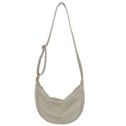 Borsa a tracolla in pelle beige, design a mezzaluna, chiusura con zip, elegante e versatile, perfetta per moda donna e accessori di tendenza.