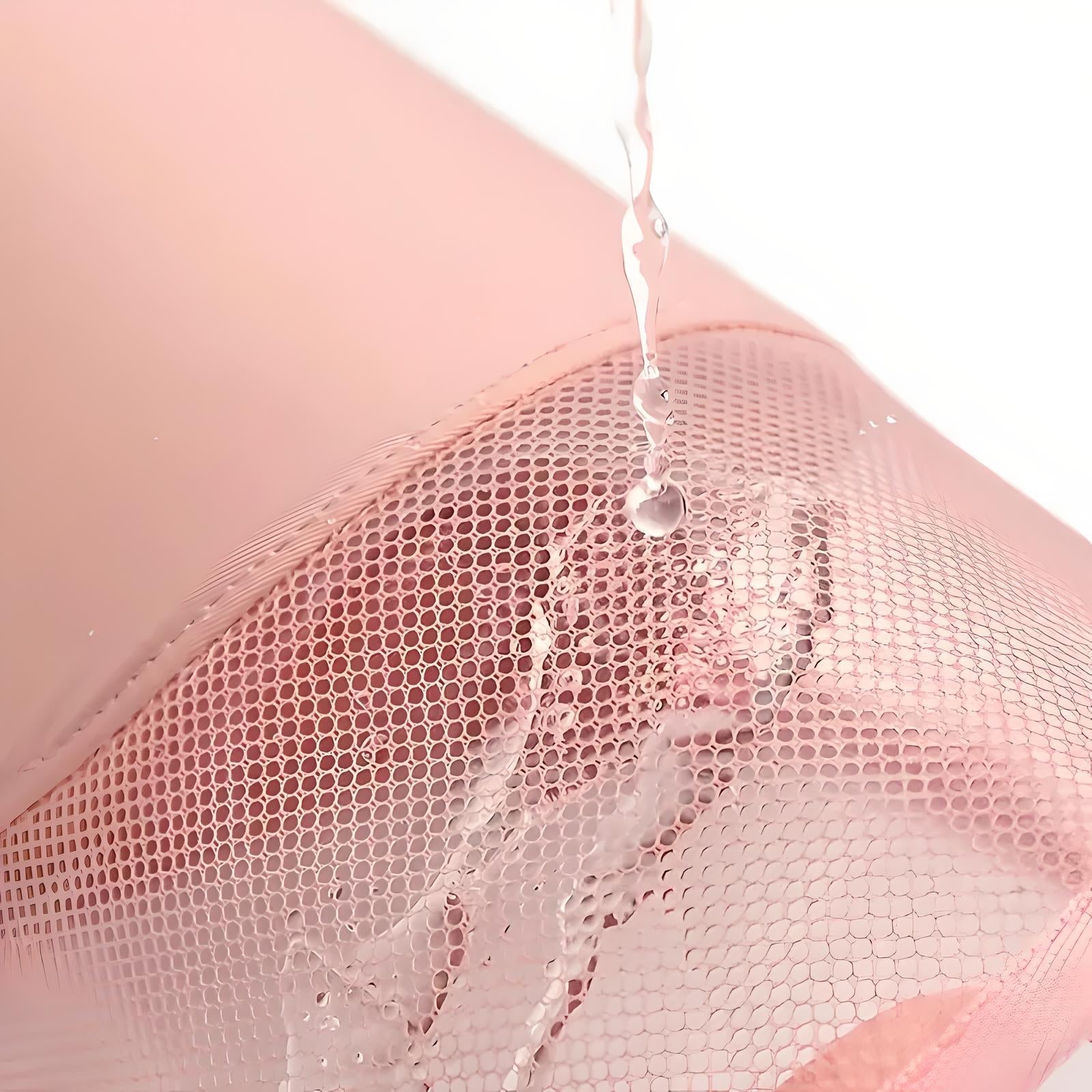 Bottiglia d'acqua rosa con rete protettiva, design elegante e moderno, ideale per sport e attività all'aperto. Resistente e leggera.