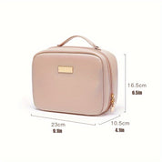 Borsa cosmetica beige con manico, chiusura a zip dorata, dimensioni 23x10,5x16,5 cm. Ideale per trucco, viaggio, organizzazione accessori.