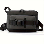 Borsa a tracolla nera unisex, design moderno, con tasca frontale e cerniere, ideale per viaggi e uso quotidiano. Accessorio moda versatile.