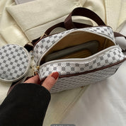 Borsa a tracolla bianca con motivo geometrico, tasca aperta che mostra portafoglio e smartphone, design elegante, accessorio moda donna.