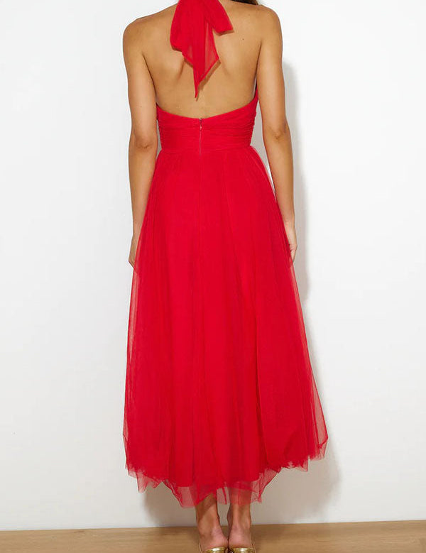 Abito rosso elegante da donna, lungo, senza spalline, con schiena scoperta e fiocco al collo. Perfetto per eventi serali e cerimonie.