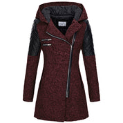 Cappotto donna invernale rosso scuro con cappuccio, chiusura zip asimmetrica, maniche in ecopelle trapuntata, stile elegante e moderno.