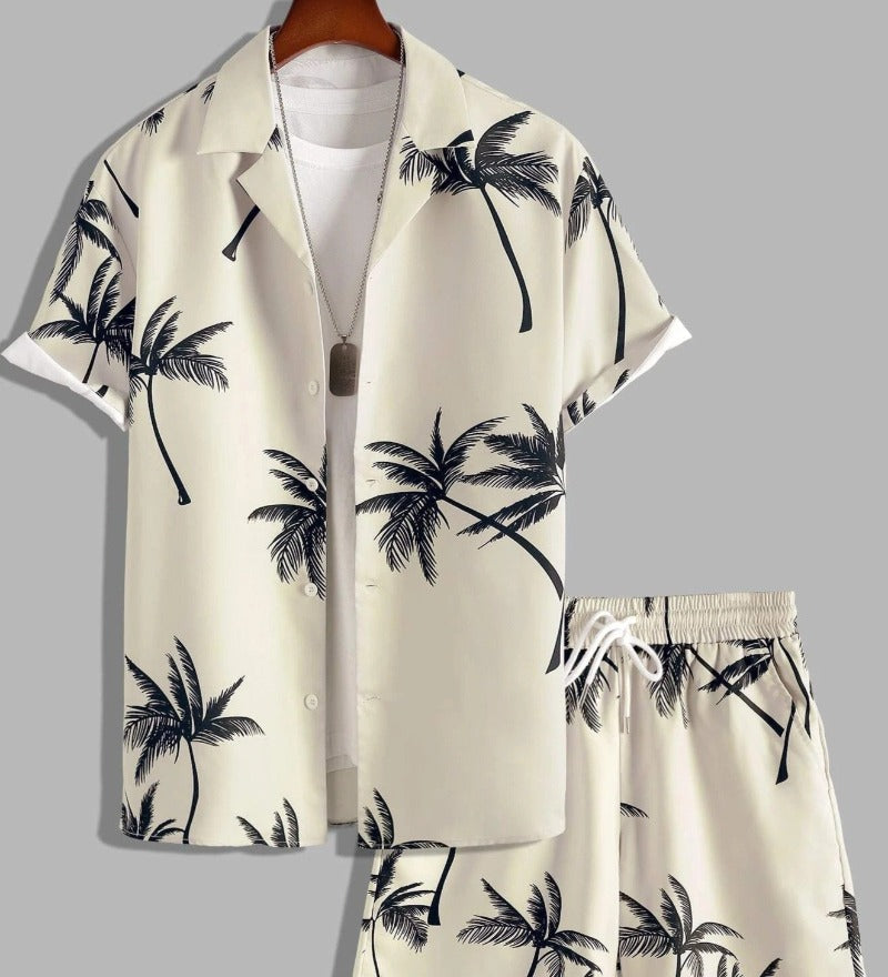 Completo estivo uomo con camicia e pantaloncini beige, stampa palme nere, stile casual, perfetto per vacanze e moda mare.