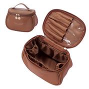 Borsa cosmetica marrone in pelle sintetica con cerniera, scomparti interni e manico. Ideale per trucco e accessori da viaggio.