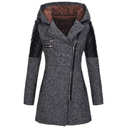 Cappotto invernale donna grigio con cappuccio, chiusura zip asimmetrica, dettagli in pelle nera su spalle e maniche, stile elegante e moderno.