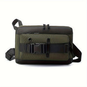 Borsa a tracolla verde militare con fibbia nera, tasche multiple e cinghia regolabile. Design moderno, ideale per viaggi e uso quotidiano.