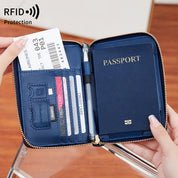 Portafoglio da viaggio in pelle blu con protezione RFID, contiene passaporto, carte di credito e biglietto aereo, ideale per viaggi sicuri e organizzati.