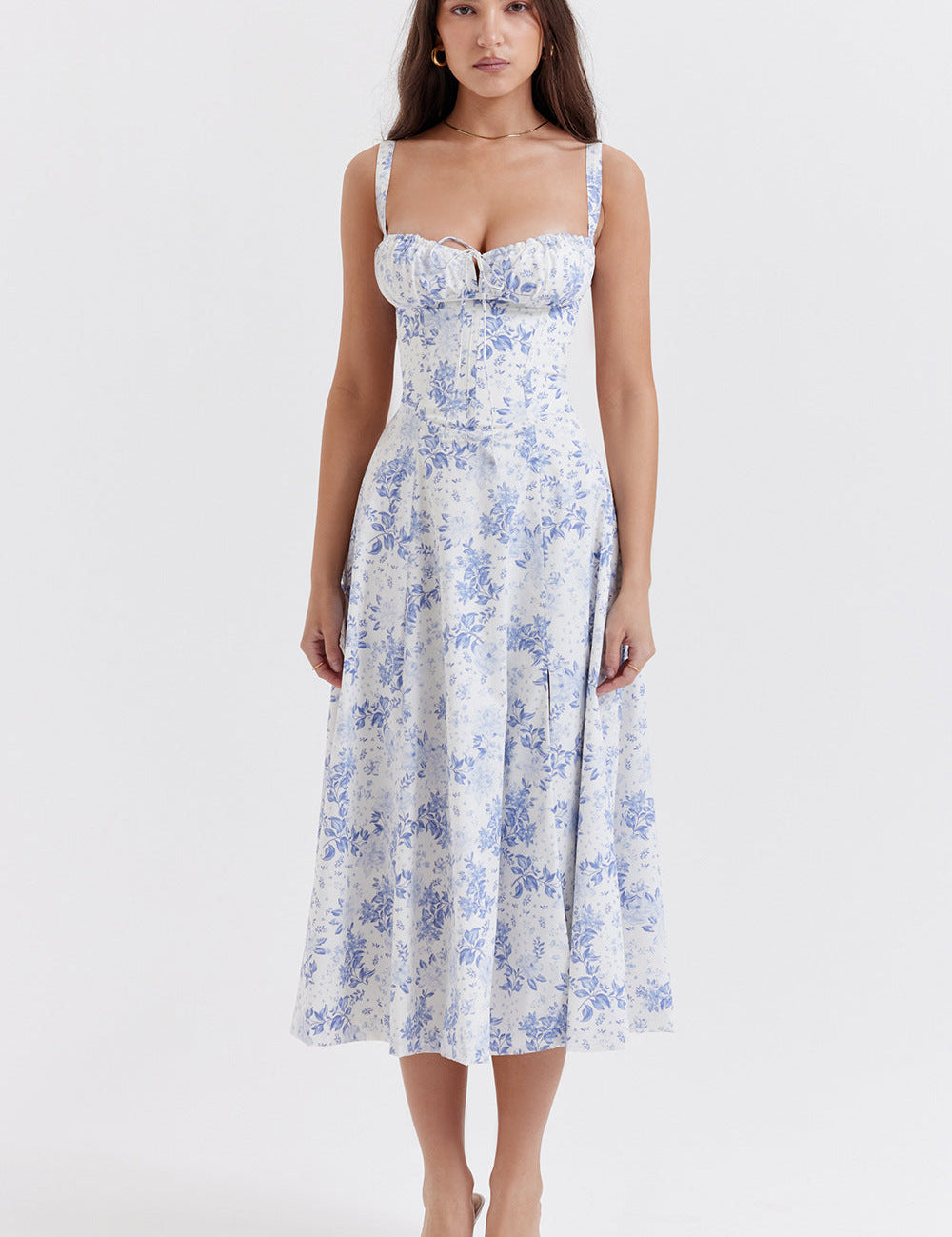 Abito estivo donna, lungo, floreale blu e bianco, senza maniche, scollo a cuore, elegante, perfetto per occasioni casual e formali.