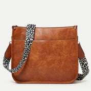 Borsa a tracolla in pelle marrone con cinturino leopardato, design elegante e moderno, perfetta per moda donna, accessorio versatile e chic.