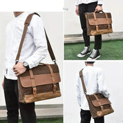 Borsa a tracolla uomo in pelle marrone e tessuto, stile vintage, con fibbie, indossata su camicia bianca. Accessorio moda casual elegante.