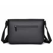Borsa a tracolla nera unisex in pelle sintetica, con tasca frontale con zip e cinghia regolabile. Design moderno e versatile per ogni occasione.