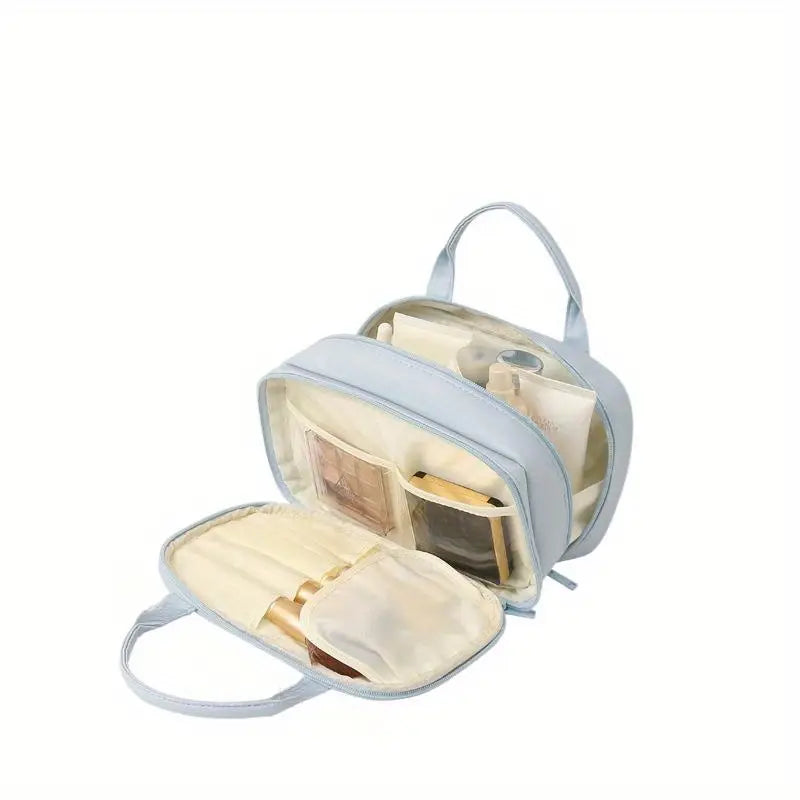 Borsa da toilette da viaggio azzurra con scomparti trasparenti, ideale per organizzare cosmetici e articoli da bagno. Design compatto e portatile.