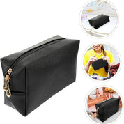 Astuccio nero in pelle sintetica con cerniera dorata, ideale per cosmetici e accessori da viaggio. Design elegante e pratico per organizzazione.