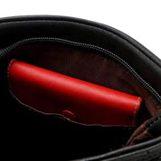 Interno di borsa in pelle nera con portafoglio rosso, design elegante, accessori moda donna, alta qualità, scomparto spazioso.