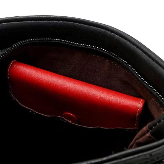 Interno di borsa in pelle nera con portafoglio rosso, design elegante, accessori moda donna, alta qualità, scomparto spazioso.