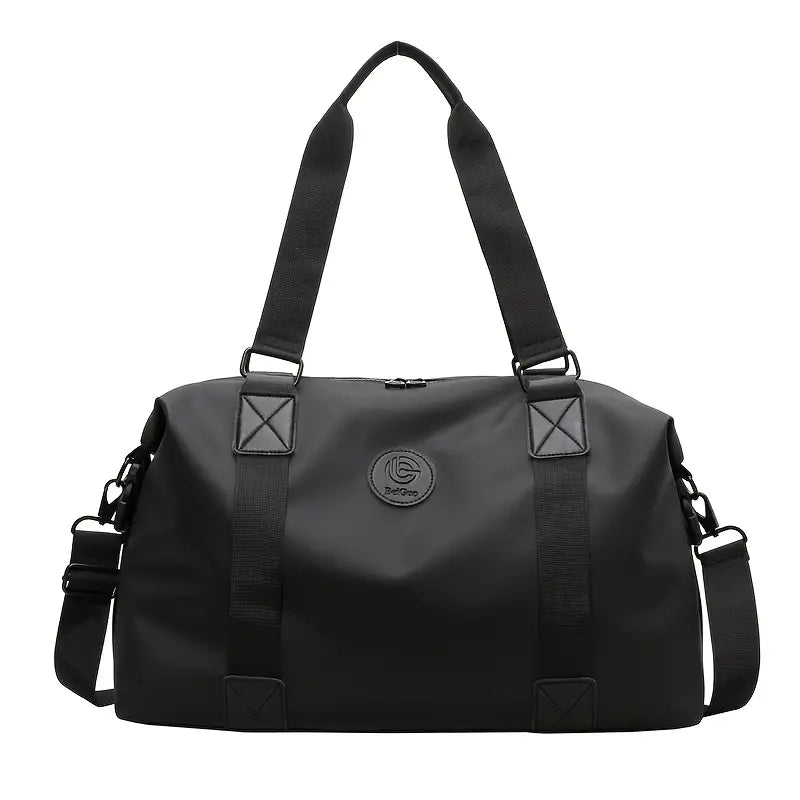 Borsone da viaggio nero impermeabile con manici regolabili, logo centrale, ideale per sport e weekend. Design elegante e funzionale.