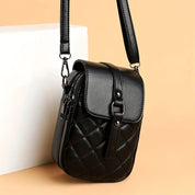 Borsa a tracolla nera in pelle trapuntata, design elegante con chiusura a fibbia, ideale per moda donna. Accessorio versatile e chic.