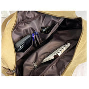 Borsa a tracolla beige aperta, con scomparti interni marroni, contenente penne, un libro e un portafoglio. Design pratico e spazioso per viaggi.