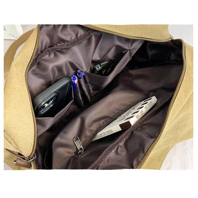 Borsa a tracolla beige aperta, con scomparti interni marroni, contenente penne, un libro e un portafoglio. Design pratico e spazioso per viaggi.