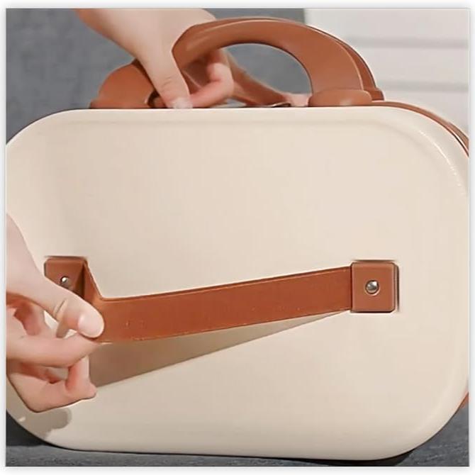 Maniglia in pelle marrone su valigia beige, design elegante e moderno. Accessorio da viaggio, pratico e resistente.