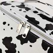 Borsa a tracolla in ecopelle bianca e nera con stampa mucca, chiusura a zip argentata, design moderno, accessorio moda donna.