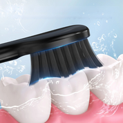 Spazzolino nero in azione su denti bianchi con acqua, setole morbide, igiene orale, pulizia dentale efficace, cura denti, salute orale.