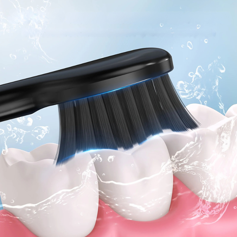 Spazzolino nero in azione su denti bianchi con acqua, setole morbide, igiene orale, pulizia dentale efficace, cura denti, salute orale.