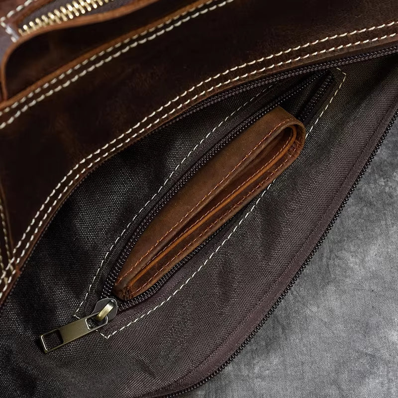 Borsa in pelle marrone con cuciture bianche, tasca interna con cerniera e portafoglio coordinato. Accessorio moda elegante e funzionale.