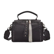 Borsa a tracolla nera in pelle con borchie e frange, design elegante e moderno, accessorio moda donna, perfetta per ogni occasione.