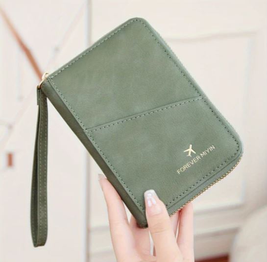 Portafoglio verde in pelle con cerniera dorata e cinturino da polso, design elegante e compatto, marchio "Forever Mvin", accessorio moda donna.