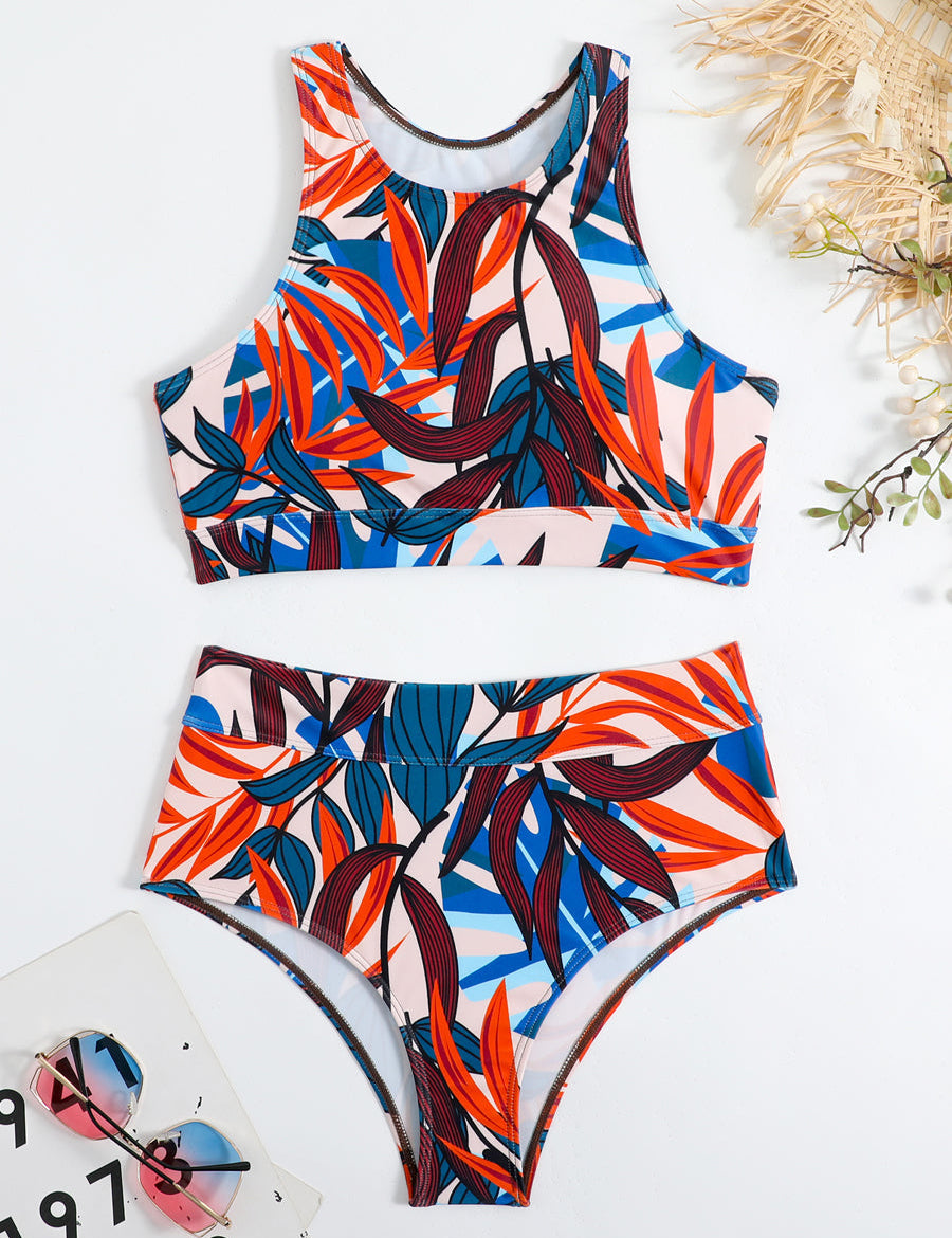 Costume da bagno donna a due pezzi con stampa tropicale colorata, top sportivo e slip a vita alta. Design estivo, moda mare 2023.
