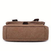 Zaino in tela marrone, design rettangolare, tasche multiple, chiusura a zip, ideale per viaggi e uso quotidiano. Accessorio moda unisex.