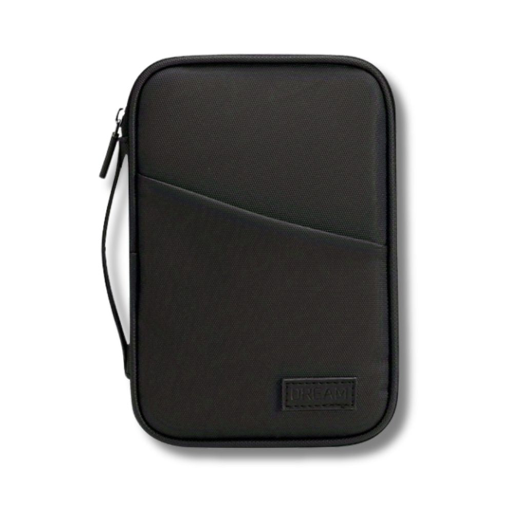 Custodia organizer nera in tessuto resistente con cerniera e maniglia laterale, ideale per accessori elettronici e documenti da viaggio.