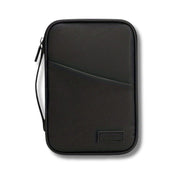 Custodia organizer nera in tessuto resistente con cerniera e maniglia laterale, ideale per accessori elettronici e documenti da viaggio.