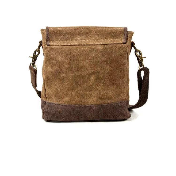 Borsa a tracolla in tela cerata marrone, design vintage, con dettagli in pelle e chiusura a zip. Ideale per uomo e donna, resistente e versatile.