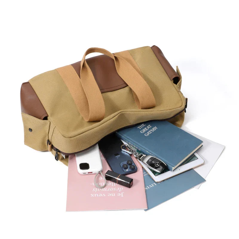 Borsa da viaggio beige con manici marroni, contenente libri, smartphone, tablet e accessori. Ideale per viaggi e lavoro.