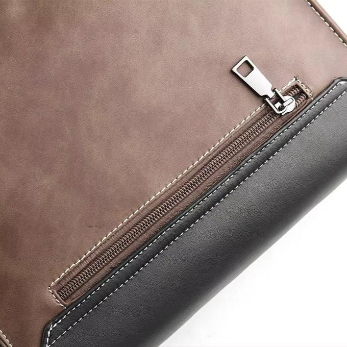 Borsa in pelle marrone con cerniera argentata e dettagli neri. Design elegante e moderno, ideale per moda e accessori di lusso.