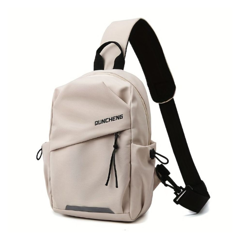 Zaino monospalla beige, design moderno, con tasche multiple e cerniere nere, ideale per viaggi e uso quotidiano. Accessorio moda unisex.