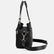 Borsa a tracolla nera in pelle sintetica con dettagli in metallo dorato, chiusura con zip e tracolla regolabile. Design elegante e moderno.