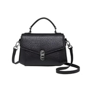Borsa a mano in pelle nera con tracolla regolabile, chiusura a scatto argentata. Design elegante e moderno, ideale per ogni occasione.