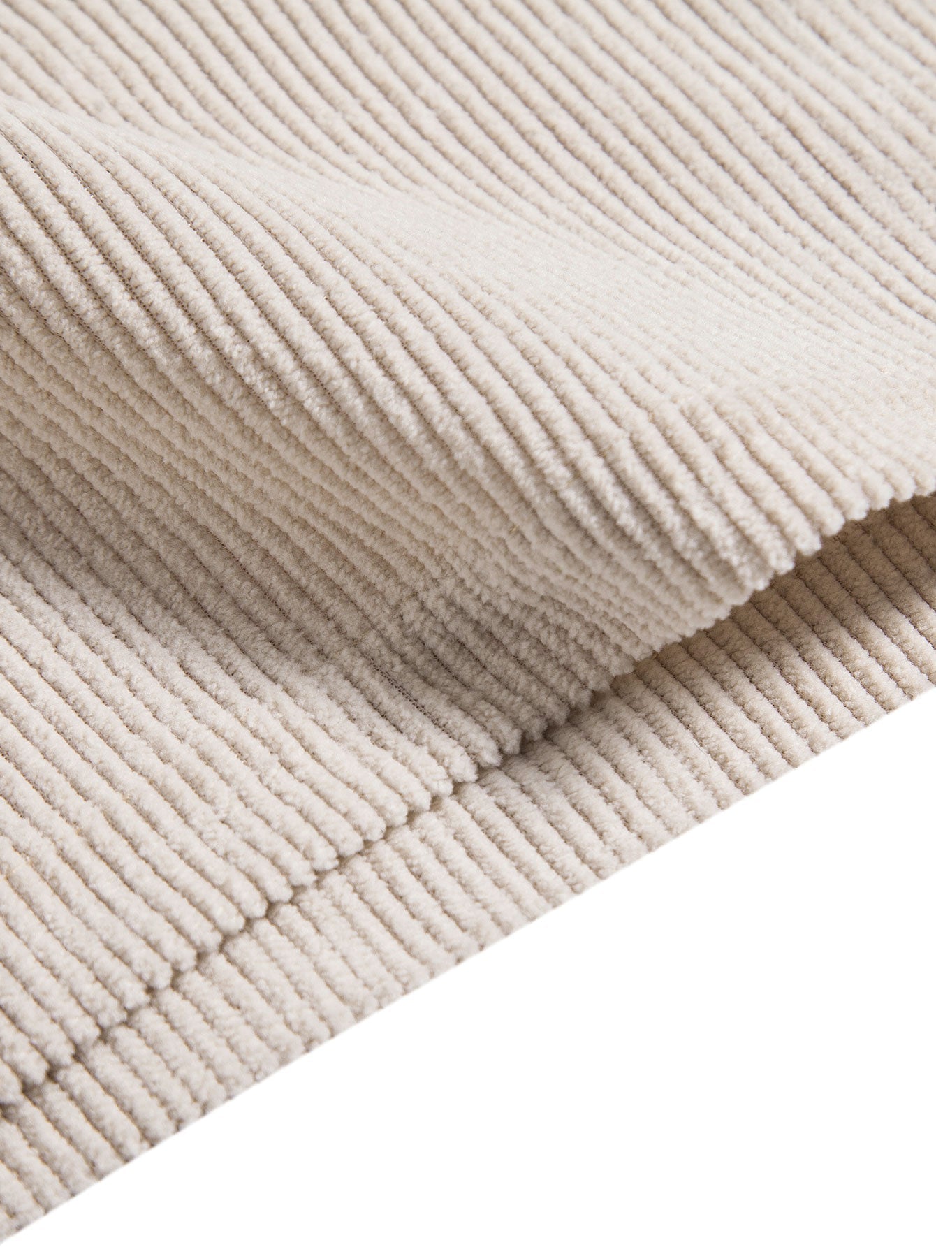 Tessuto a coste beige, morbido e piegato, ideale per abbigliamento e arredamento. Materiale di alta qualità, texture elegante e versatile.