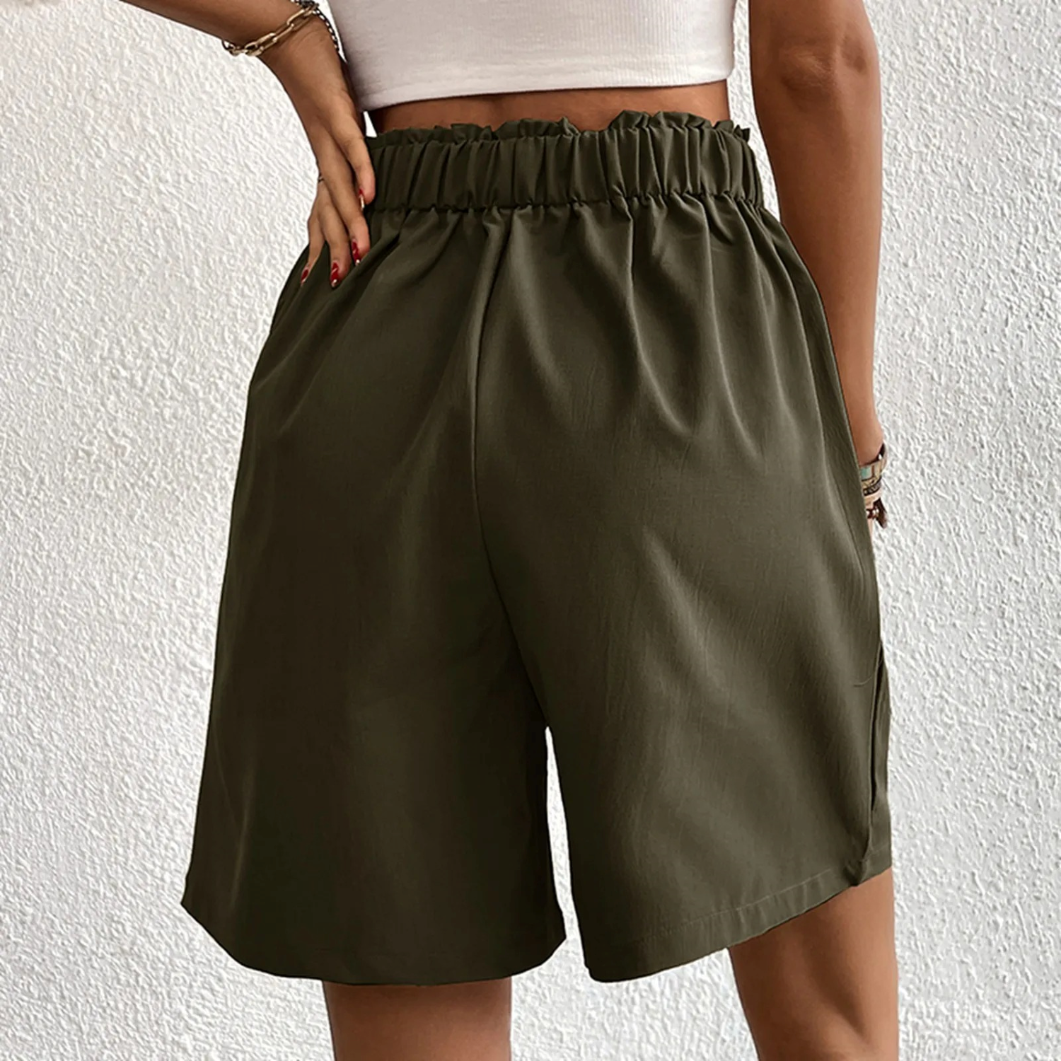 Shorts donna verde oliva a vita alta con elastico arricciato, stile casual estivo. Tessuto leggero, ideale per moda femminile e abbigliamento estivo.